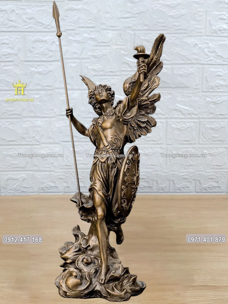 Ngài được đúc theo dáng đứng tay cầm giáo vô cùng dũng mãnh